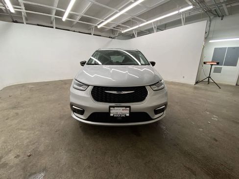 Used 2024 Chrysler Pacifica Touring-L image 9