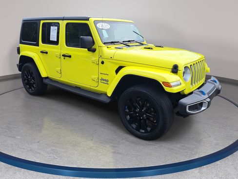 Used 2022 Jeep Wrangler Unlimited Sahara w/ Cold Weather Group AWD/4WD image 3