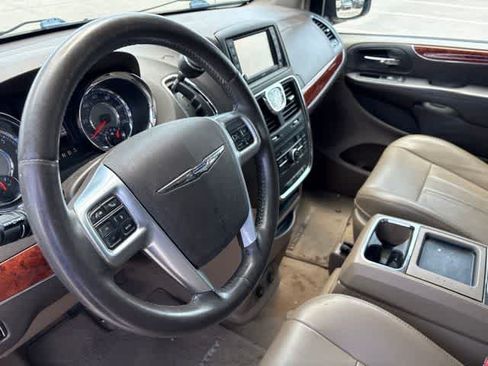 Used 2013 Chrysler Town & Country Touring FWD image 10