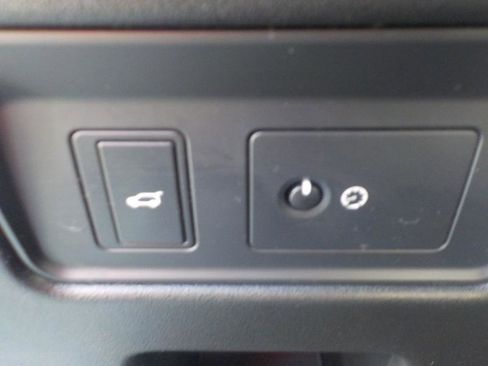 Used 2018 Land Rover Discovery SE image 12