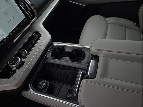 Used 2025 Ford Expedition Active image 20