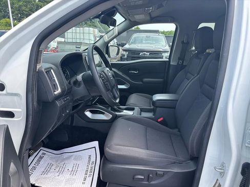 Used 2025 Nissan Frontier SV RWD image 11
