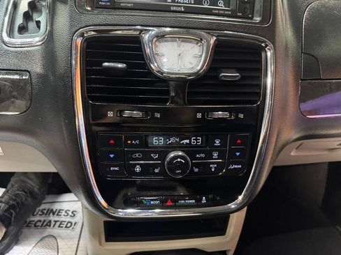 Used 2015 Chrysler Town & Country Touring w/ Driver Convenience Group FWD image 20