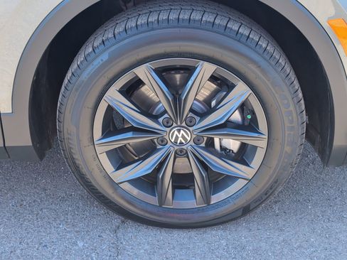 Used 2024 Volkswagen Tiguan SE image 10