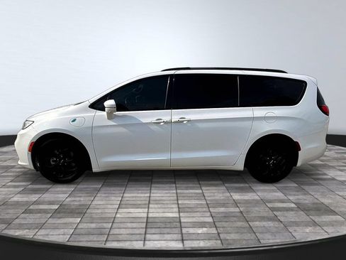 Used 2021 Chrysler Pacifica Limited w/ Uconnect Theater Family Group FWD image 4