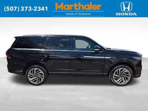Used 2025 Lincoln Navigator Reserve AWD/4WD image 6