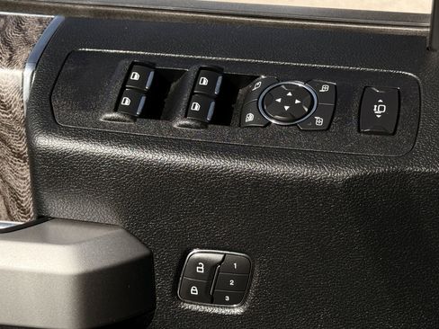 Used 2019 Ford F250 Lariat w/ Chrome Package image 23