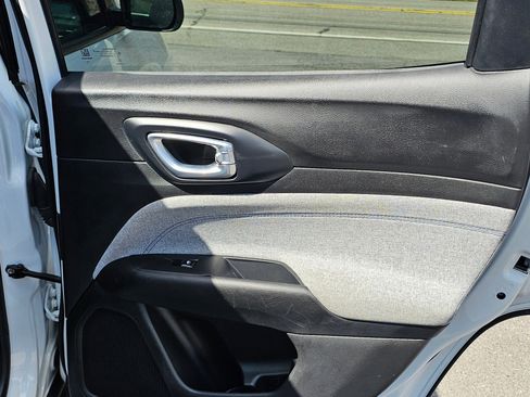 Used 2024 Jeep Compass Latitude image 9