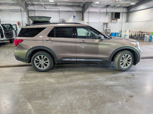 Used 2021 Ford Explorer XLT w/ Equipment Group 202A AWD/4WD image 2
