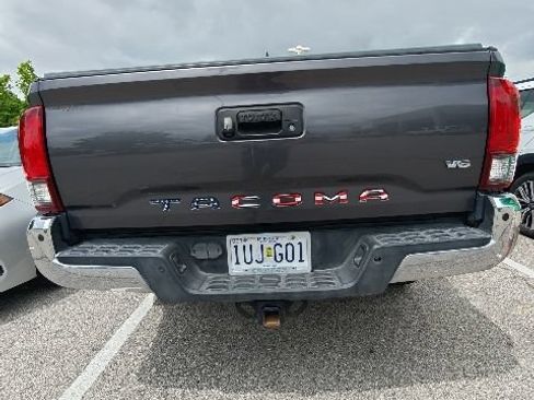 Used 2018 Toyota Tacoma SR5 RWD image 10