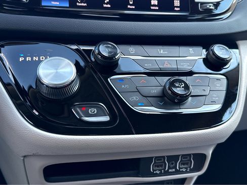 Used 2022 Chrysler Pacifica Touring-L image 17