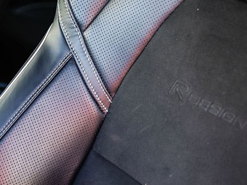 Used 2018 Volvo XC60 T8 R-Design w/ Convenience Package image 28