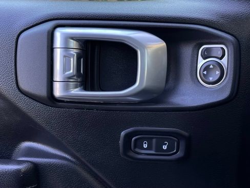 Used 2025 Jeep Gladiator Sport AWD/4WD image 11