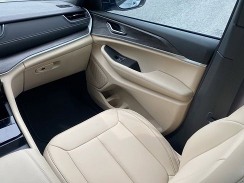 Used 2025 Jeep Grand Cherokee Limited image 34