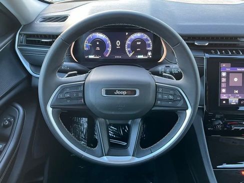 Used 2023 Jeep Grand Cherokee Laredo image 11