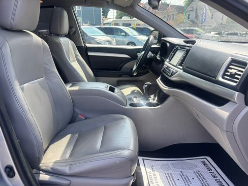Used 2014 Toyota Highlander XLE AWD/4WD image 29