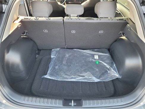 Used 2025 Kia Niro LX image 8