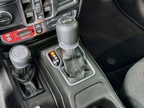 Used 2025 Jeep Wrangler Unlimited Rubicon AWD/4WD image 17