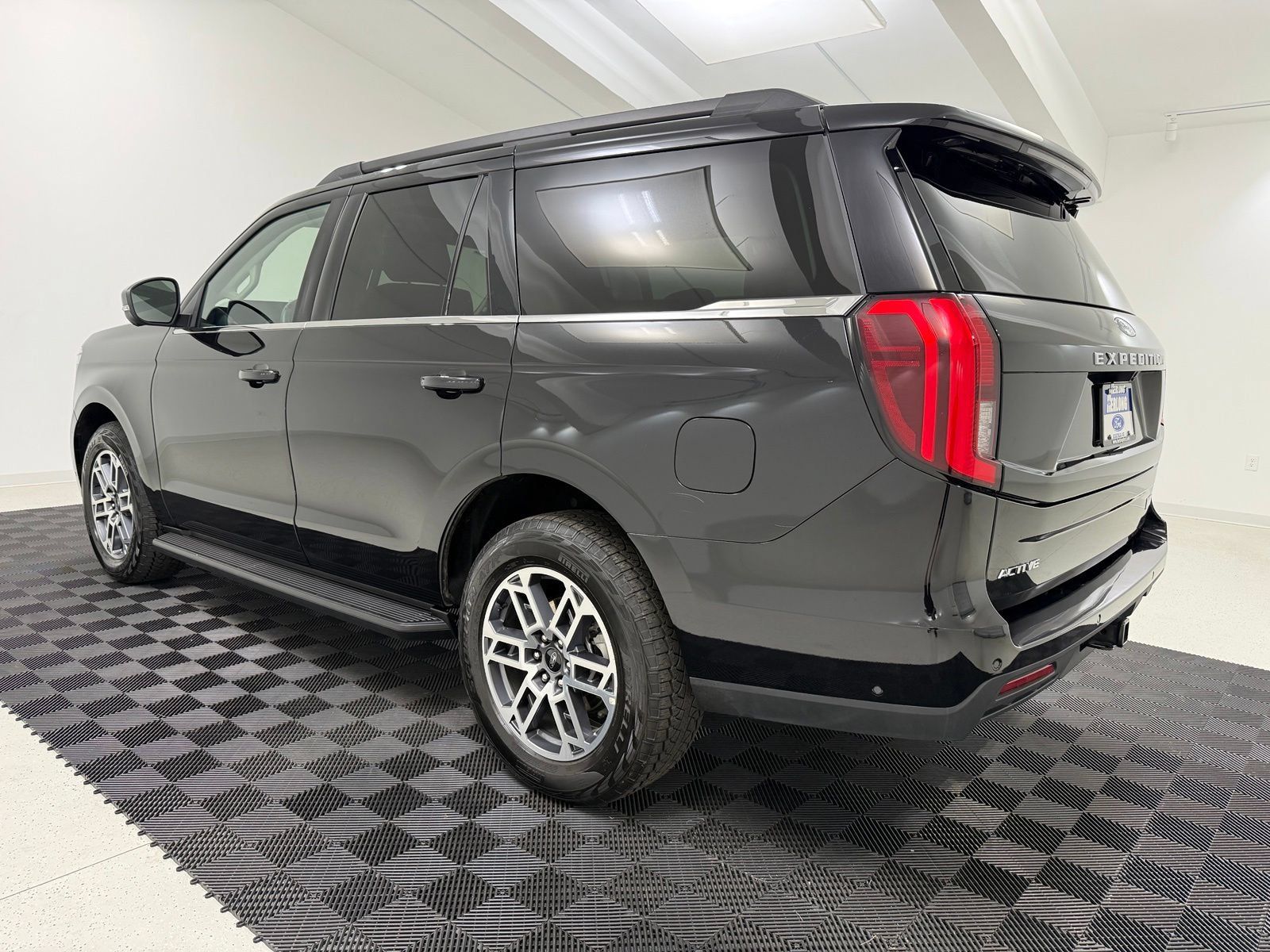 Used 2025 Ford Expedition Active AWD/4WD image 4