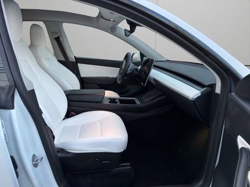 Used 2022 Tesla Model Y Long Range image 13