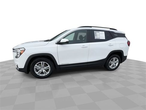 Used 2023 GMC Terrain SLE w/ Driver Convenience Package image 5