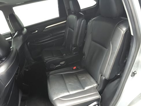 Used 2019 Toyota Highlander XLE AWD/4WD image 32