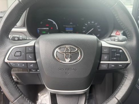 Used 2025 Toyota Sienna XLE FWD image 20