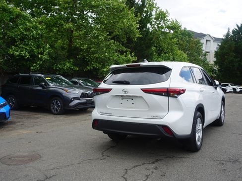 Used 2023 Toyota Highlander LE AWD/4WD image 4
