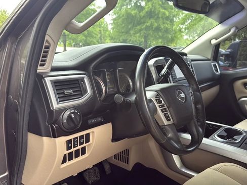 Used 2016 Nissan Titan SV RWD image 12