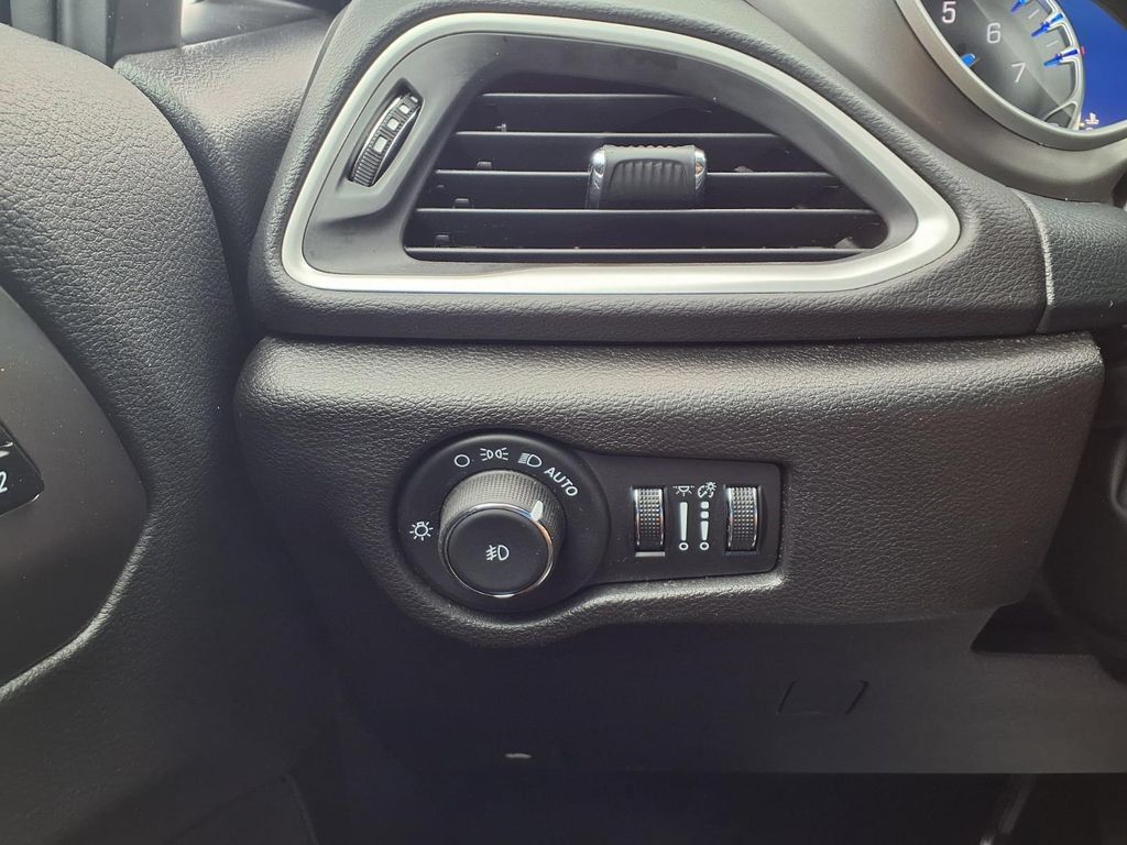 Used 2025 Chrysler Pacifica Select FWD image 13