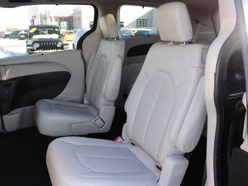 Used 2018 Chrysler Pacifica Touring-L Plus w/ Tire & Wheel Group image 23