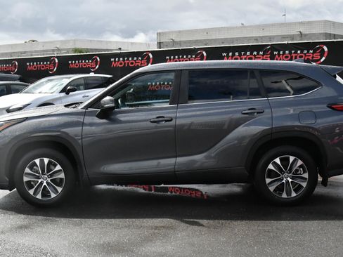 Used 2023 Toyota Highlander XLE image 4