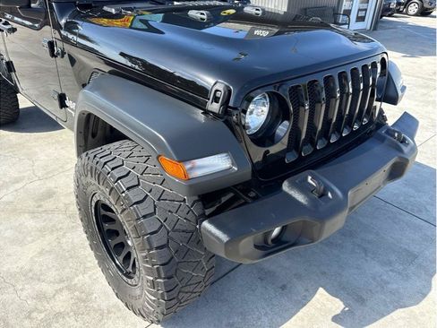 Used 2018 Jeep Wrangler Unlimited Sport S AWD/4WD image 9