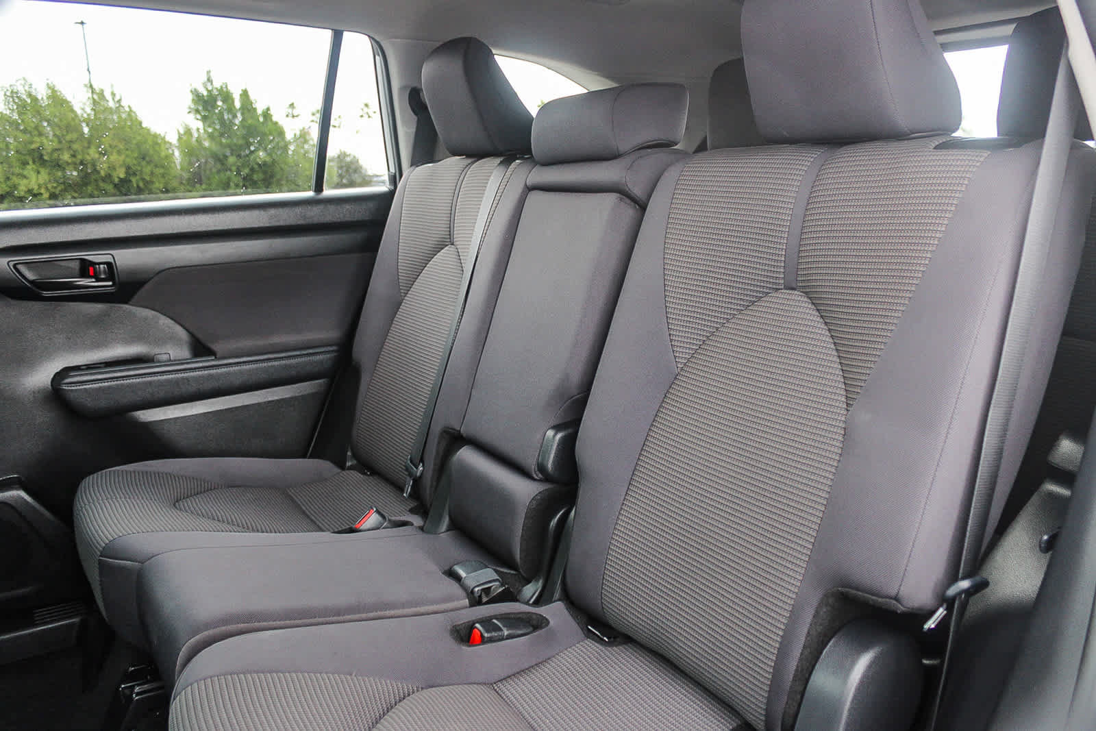 Used 2024 Toyota Highlander LE FWD image 18