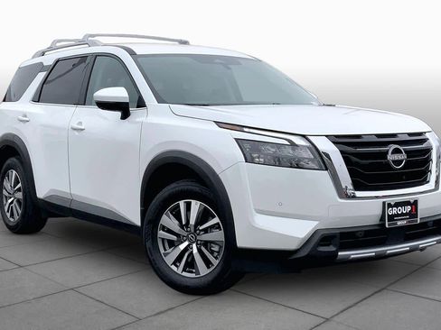 Used 2025 Nissan Pathfinder SL FWD image 3