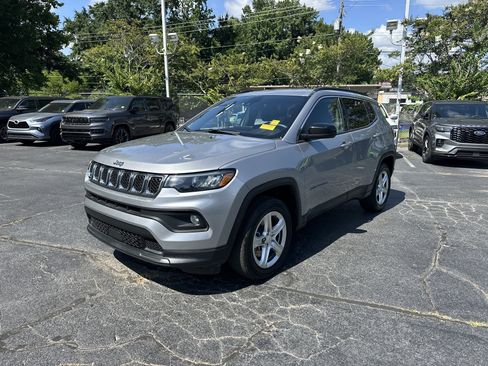 Used 2024 Jeep Compass Latitude AWD/4WD image 5