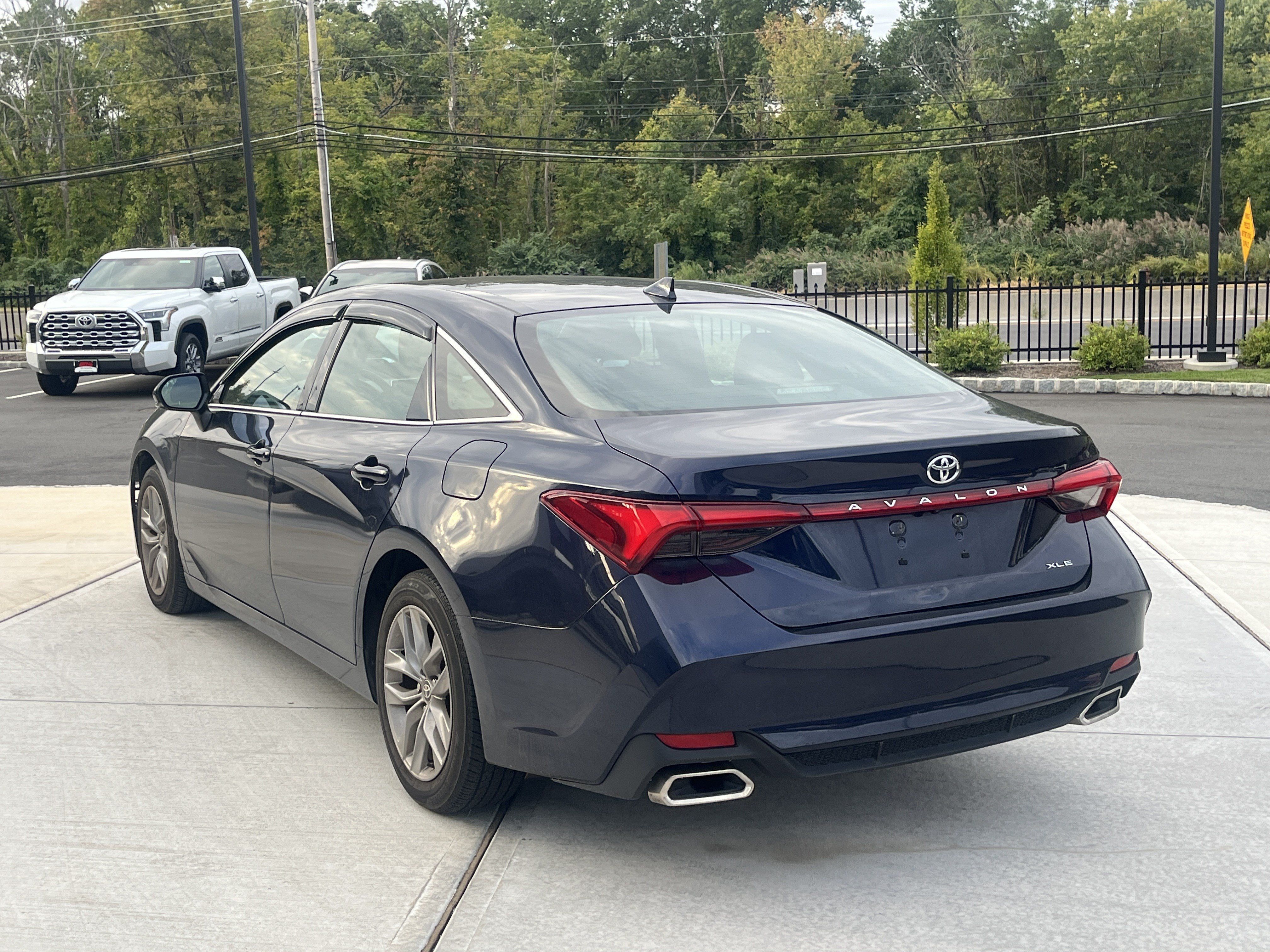 Certified 2022 Toyota Avalon XLE w/ Moonroof Package FWD image 4