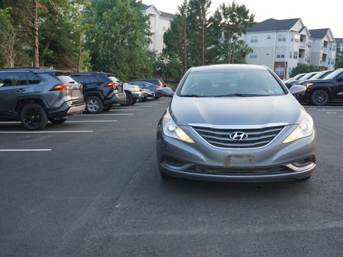 Used 2012 Hyundai Sonata GLS w/ Popular Equipment Pkg FWD image 2