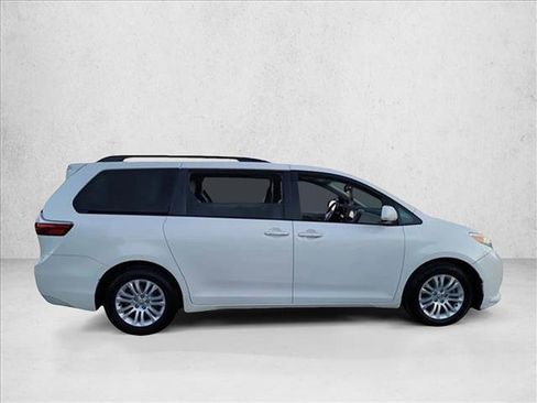 Used 2016 Toyota Sienna XLE image 4