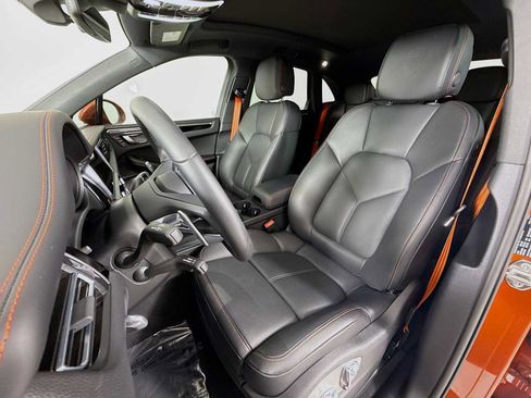 Certified 2025 Porsche Macan AWD/4WD image 5