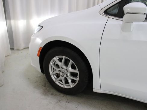 Used 2022 Chrysler Pacifica Touring-L FWD image 34
