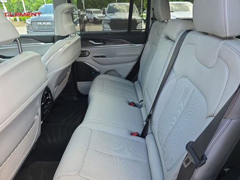 Used 2022 Jeep Grand Cherokee Overland w/ Advanced Protech Group III AWD/4WD image 18