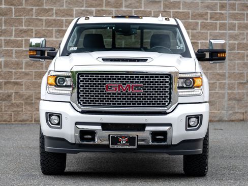 Used 2017 GMC Sierra 2500 Denali w/ Duramax Plus Package AWD/4WD image 4