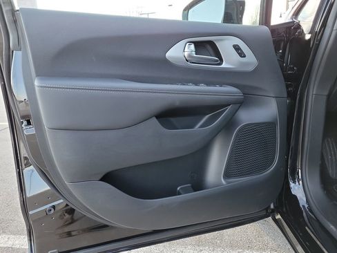 New 2026 Chrysler Pacifica Limited w/ S Appearance Package image 19