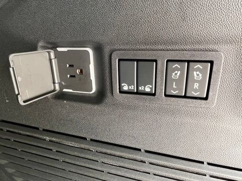 Used 2025 Chevrolet Suburban Premier AWD/4WD image 30