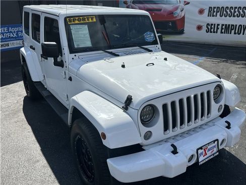 Used 2016 Jeep Wrangler Unlimited Sahara w/ Max Tow Package image 10