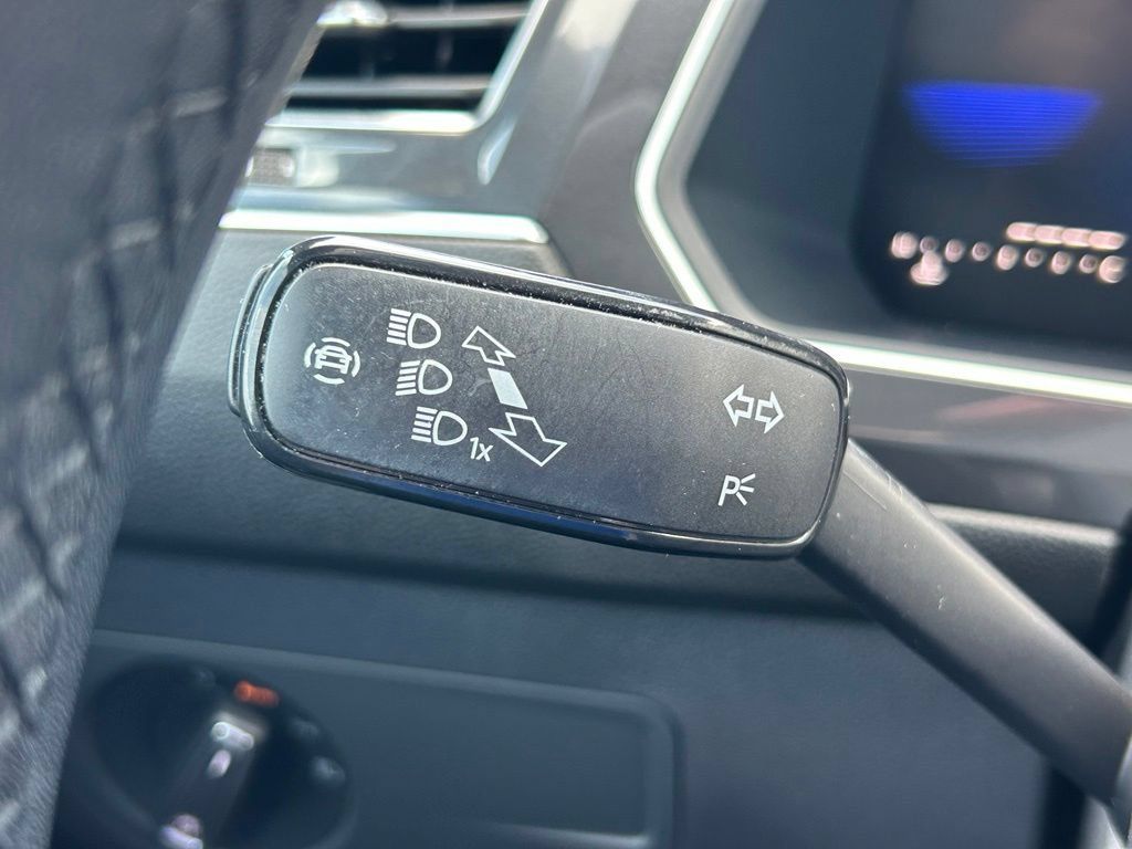 Certified 2023 Volkswagen Tiguan SE R-Line FWD image 22