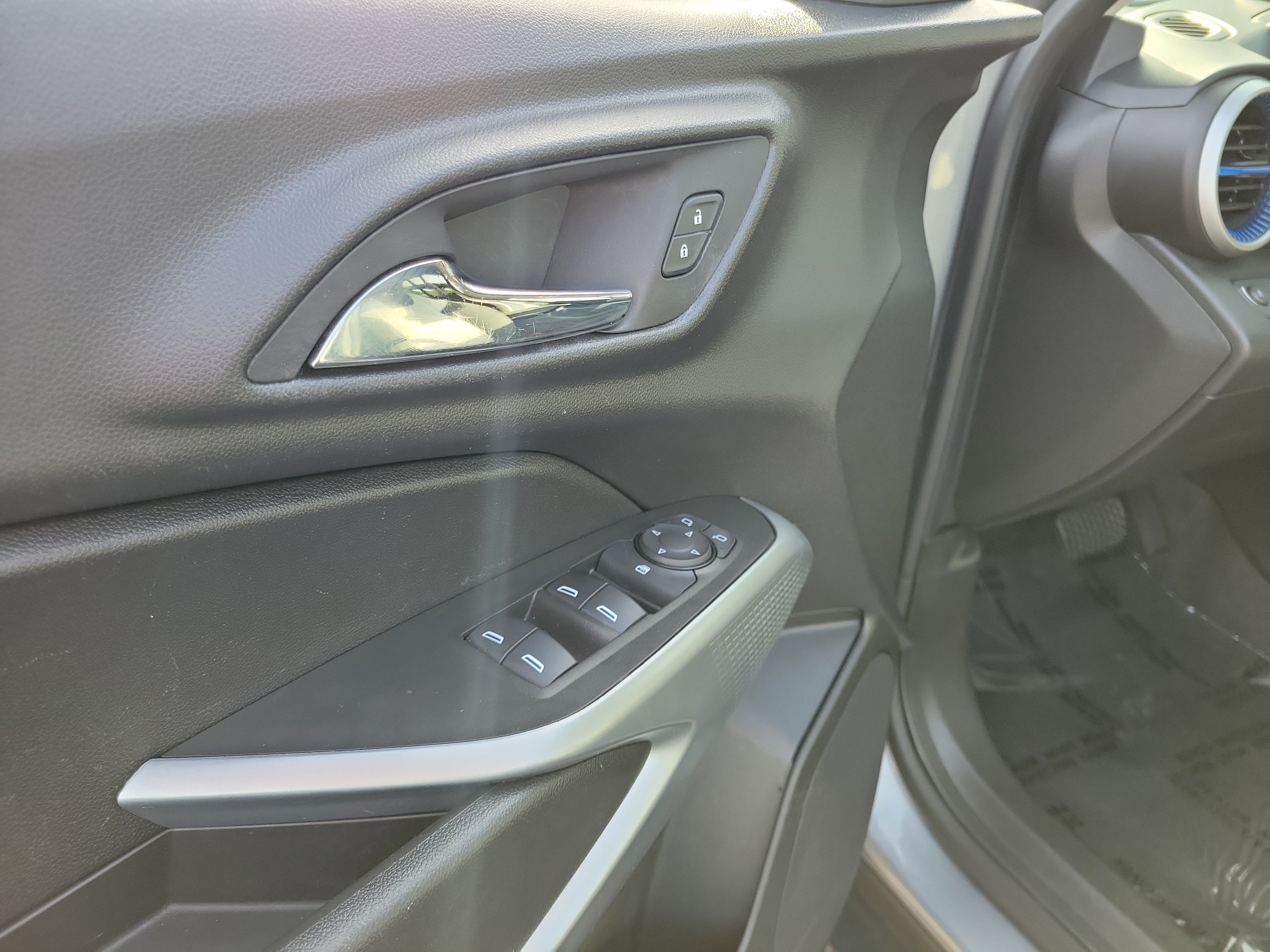 Used 2024 Chevrolet Trax LS w/ Driver Confidence Package FWD image 18
