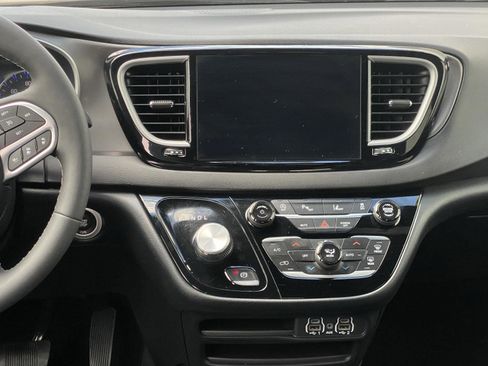 Used 2025 Chrysler Pacifica Select FWD image 17