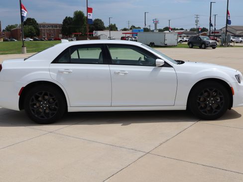 Used 2023 Chrysler 300 Touring L image 5